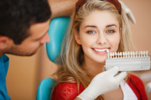 отбеливание зубов в стоматологической клинике